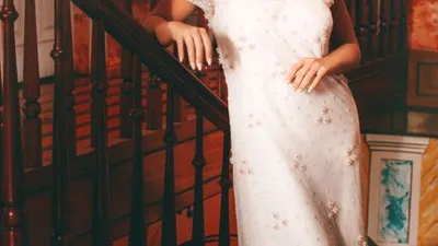 Penélope Cruz v bielych šatách na červenom koberci