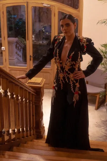 Žena v čiernych šatách s hlbokým výstrihom