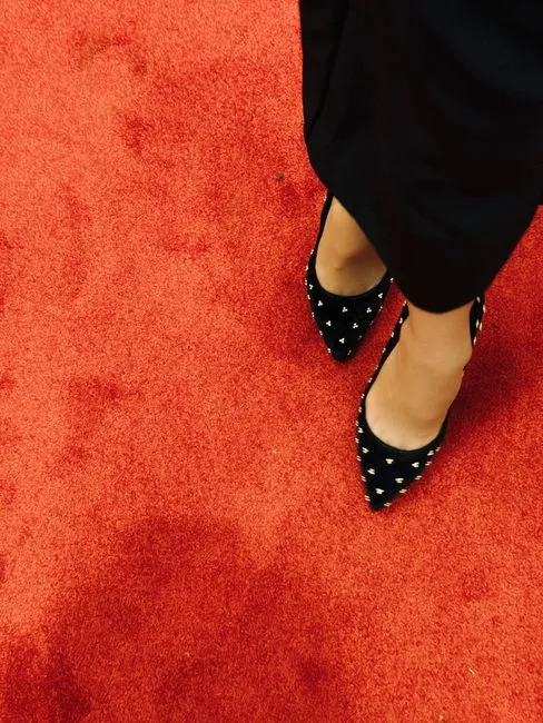 Sienna Miller na červenom koberci v spoločenských šatách
