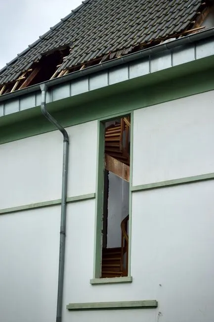 Poškodené sídlo po nečakanej udalosti