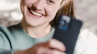 Mladá žena pózuje na fotografii